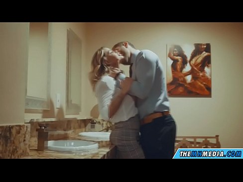 ❤️ Кога бујна русокоса ќе ве заведе во јавен тоалет ️❌ Секс видео кај нас